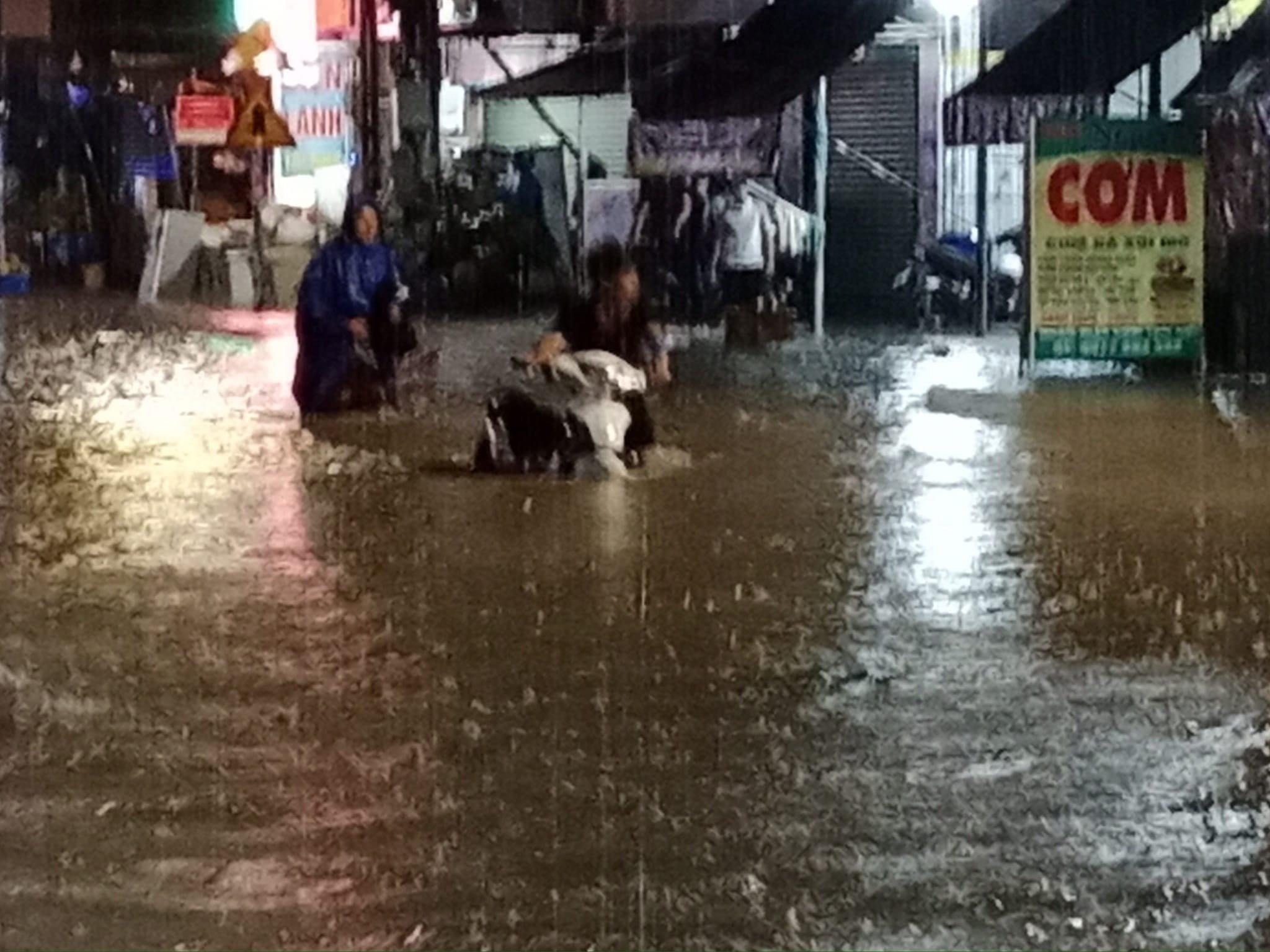 Xe may 'boi' trong bien nuoc, nha toc mai sau con mua dong o Dong Nai hinh anh