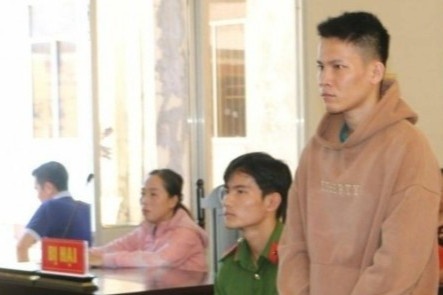 Tu hinh nam thanh nien sat hai tai xe xe om, cuop tai san hinh anh