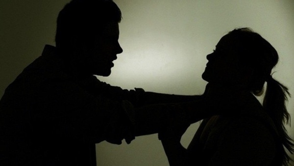 Chong sat hai vo roi di nhieu noi truoc khi ra dau thu hinh anh