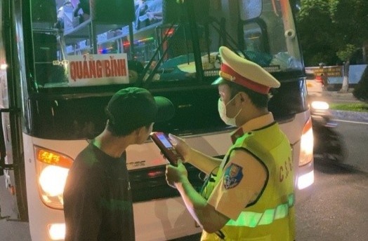 Tai xe xe khach 42 cho duong tinh voi ma tuy da hinh anh