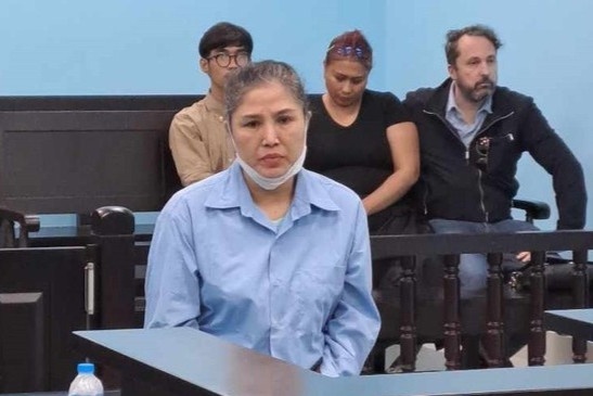 Nu giup viec theo gio lien tuc trom tien cua chu nha hinh anh