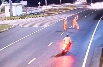 Nam thanh nien dieu khien xe an trom chay vao ham Hai Van hinh anh