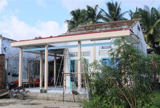 Mua lon kem loc xoay khien gan 50 nha dan o Vinh Long bi thiet hai hinh anh