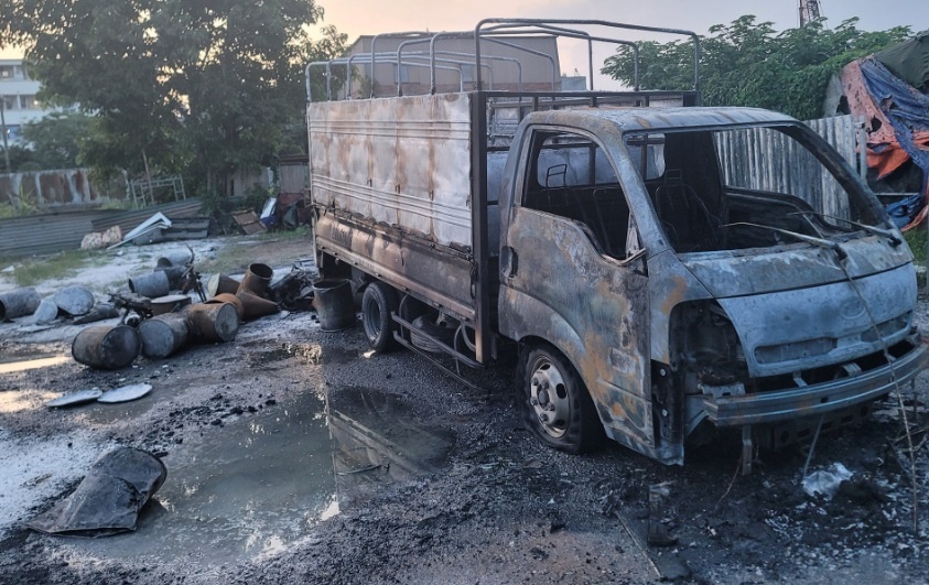 Chay oto trong bai do, mot nan nhan bi bong nang hinh anh