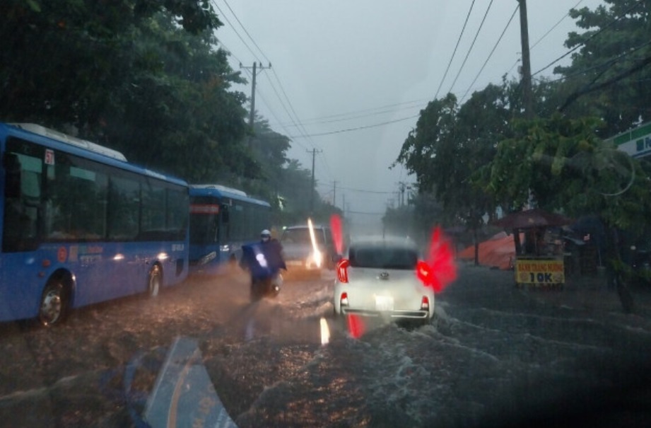 Mua trang troi, nhieu tuyen pho o Bien Hoa ngap sau hinh anh