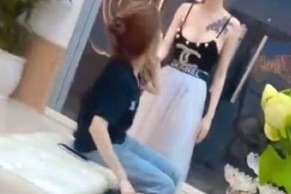 Vu ba chu danh ghen, phat len mang xa hoi: Nu nhan vien bo di noi khac hinh anh
