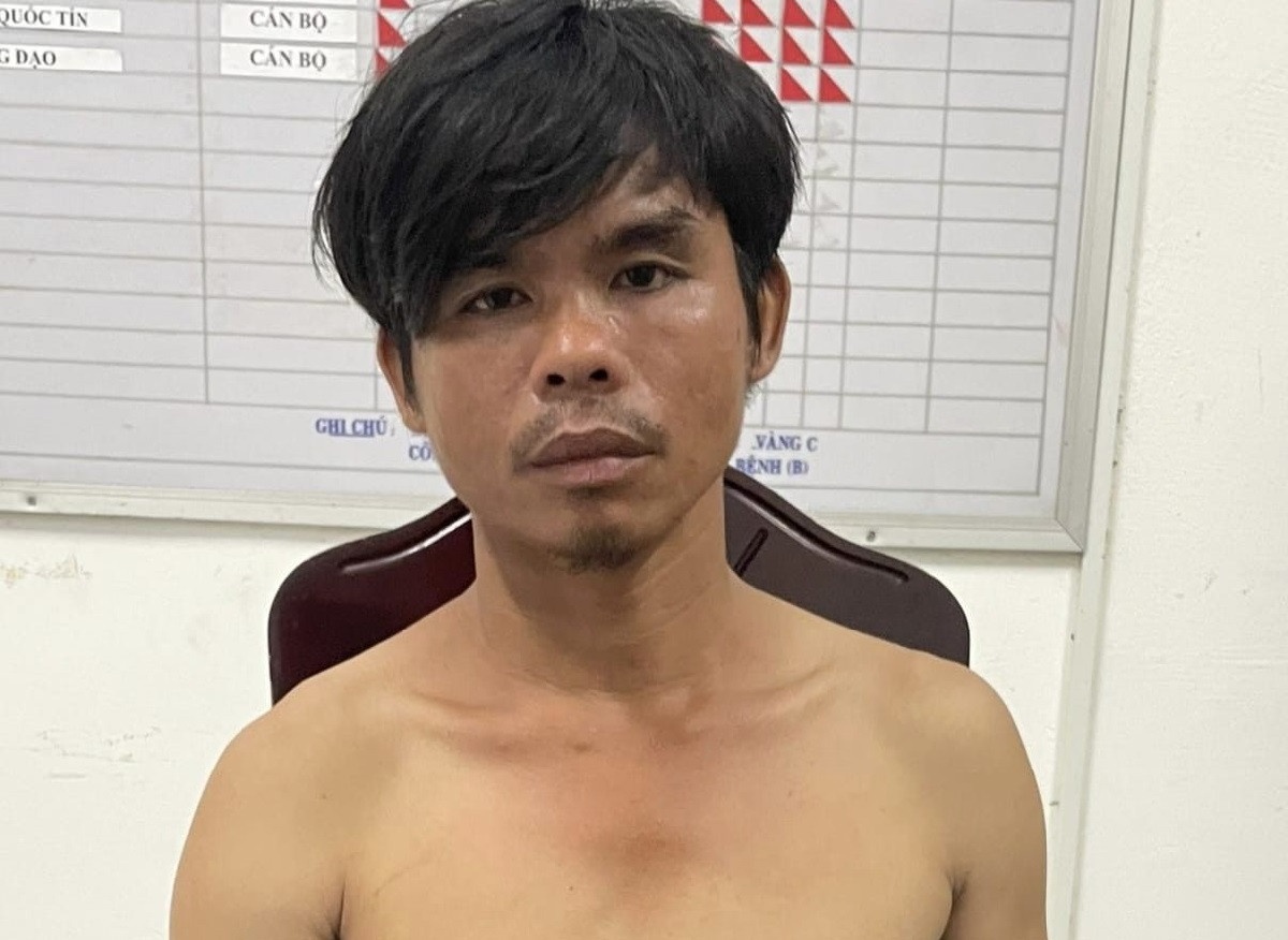 Con trai dung dao dam cha tu vong hinh anh