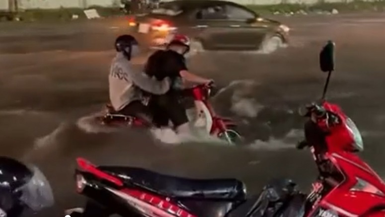 Quoc lo 1 ngap lon, nuoc chay xiet suyt cuon troi xe may hinh anh