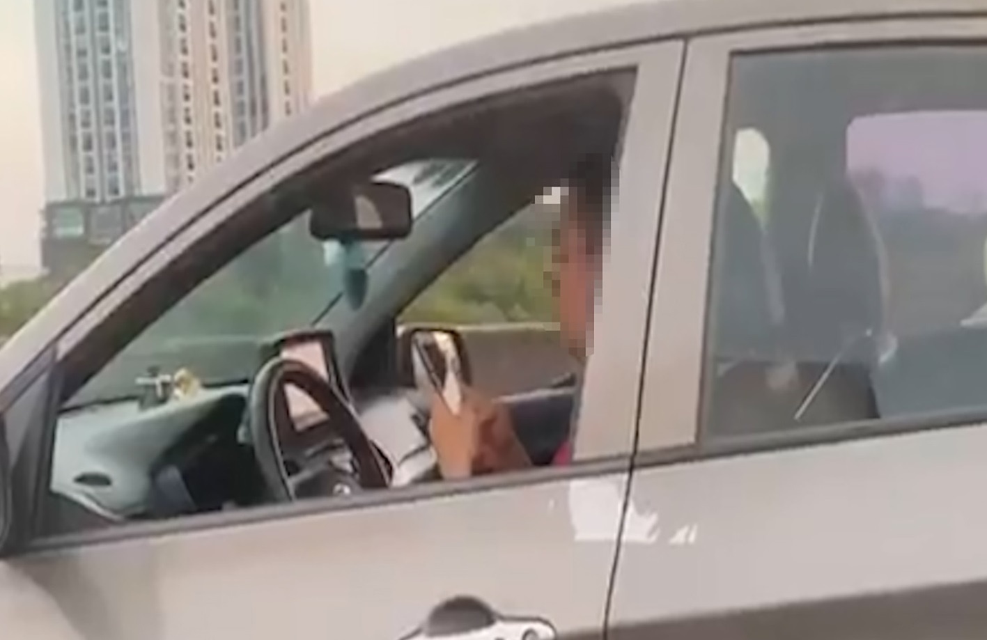 Tai xe oto dung dien thoai khi di trong lan khan cap vanh dai 3 hinh anh