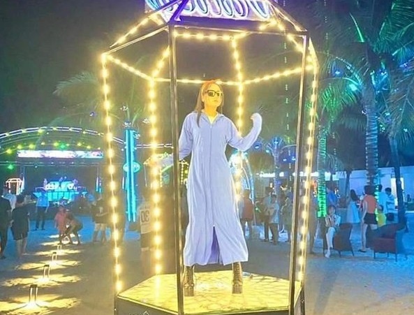 Che bikini phan cam, vu cong bar bai bien mac ao chong nang nhay mua hinh anh