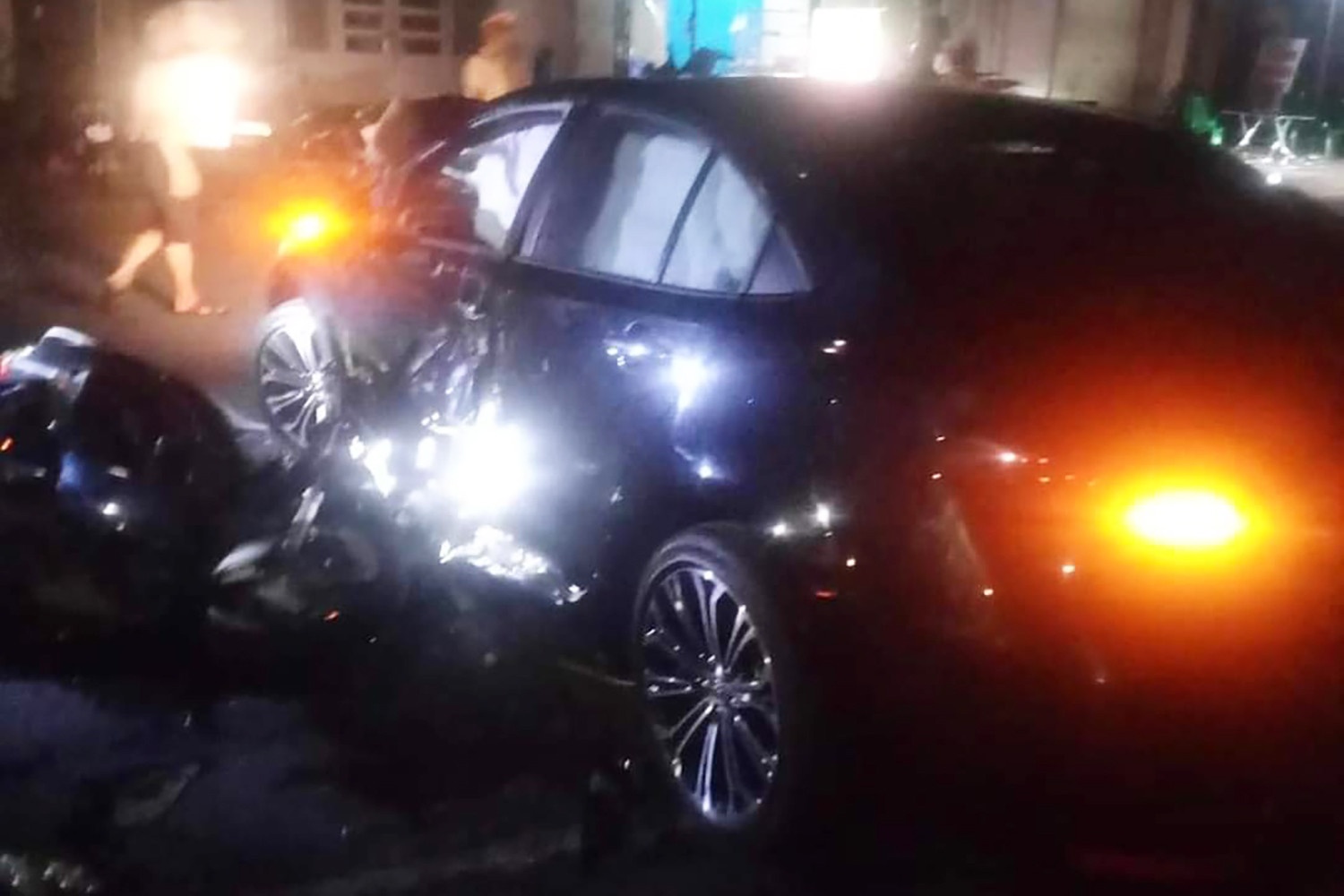 Va cham voi oto bien xanh, nam thanh nien tu vong o Phu Tho hinh anh