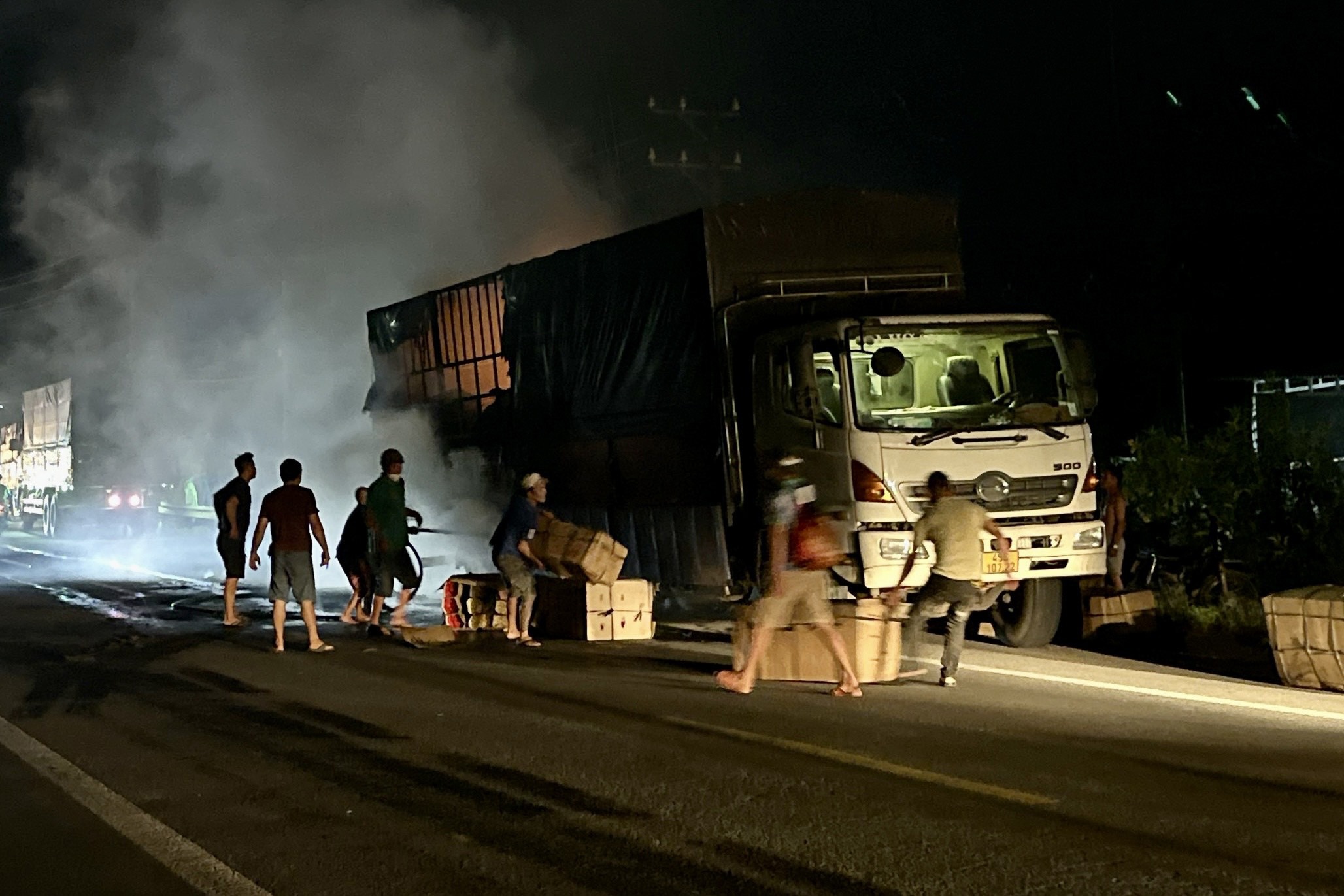 Xe tai boc chay anh 2