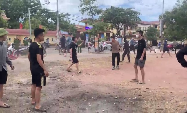 Nhom nguoi lao vao nhau hon chien hinh anh