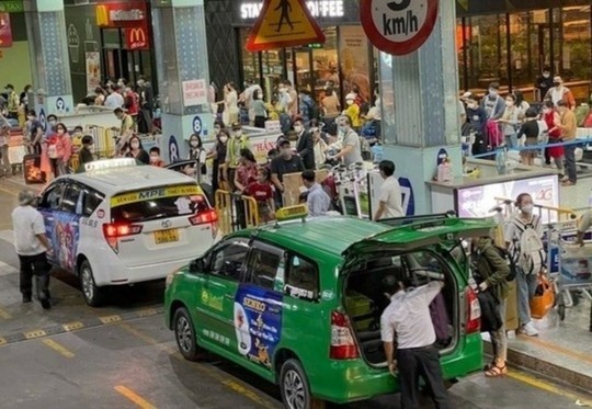 Tung nghi ngo bi gian lan cuoc taxi o Tan Son Nhat co the bao cong an hinh anh