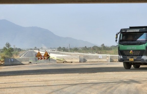 Cap toc chuan bi dat dap nen xay dung cao toc Bien Hoa - Vung Tau hinh anh