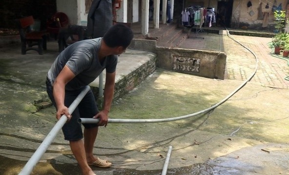 Nam giua 2 cong trinh nuoc sach, nguoi dan van thieu nuoc sinh hoat hinh anh