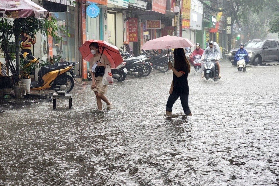 Thoi tiet 4/7: Mien Bac co mua to, nang nong suy giam hinh anh