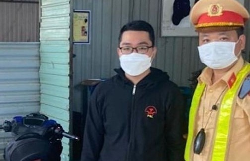 Bat giu nguoi vi pham giao thong su dung giay chung minh cong an gia hinh anh