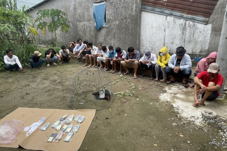 Bat giu 13 nguoi danh bac hinh anh