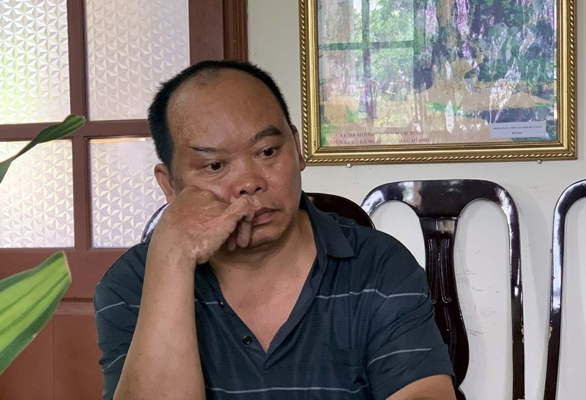 Bat giu nguoi dan ong tang tru sung va hon 33 kg dan trong nha hinh anh