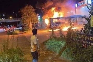 cháy xe buýt  ảnh 1 chay xe buyt anh 1