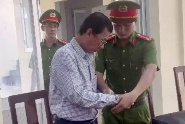 Bat tam giam bac si gia chu ky lanh dao lam giay kham suc khoe hinh anh