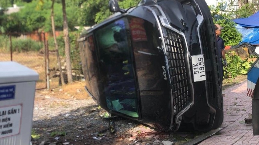 Oto cho 3 nguoi lao len via he, tong gay cay xanh roi lat nhao hinh anh