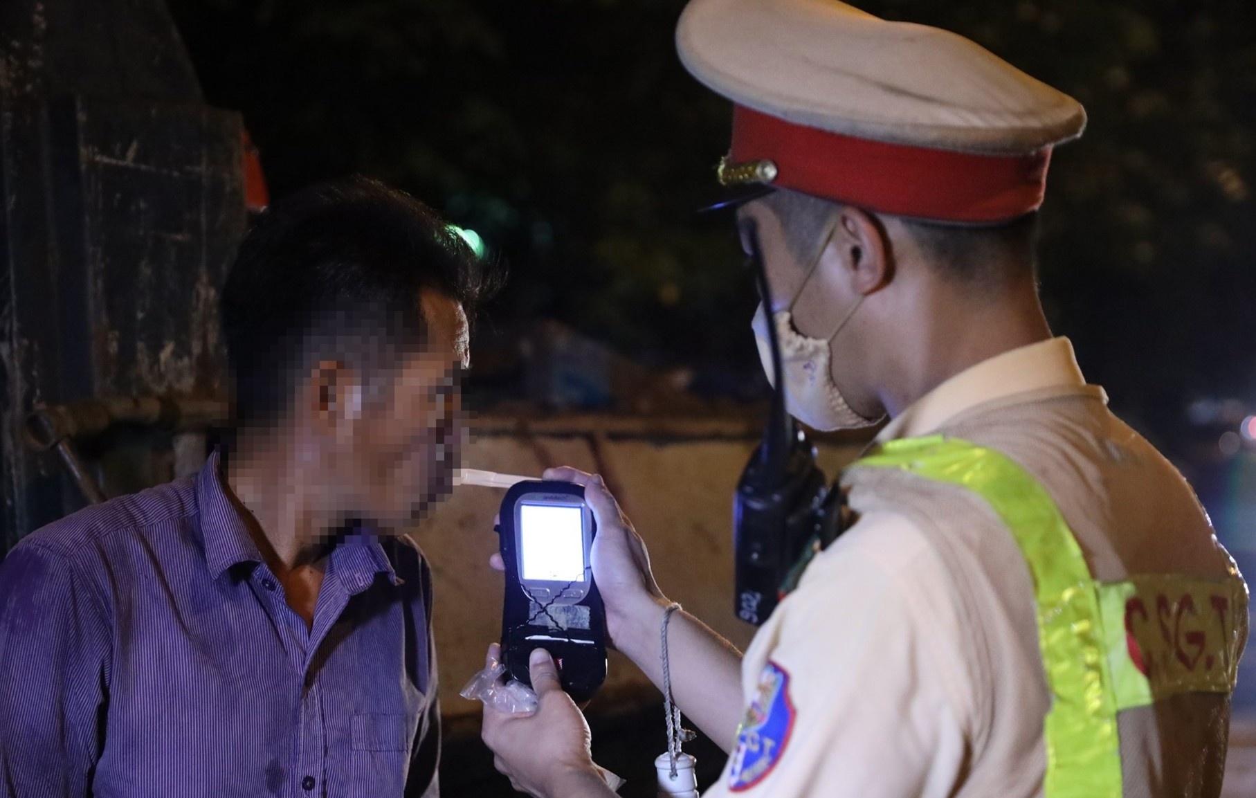 Tai xe vi pham nong do con, lai oto qua han dang kiem 6 thang hinh anh