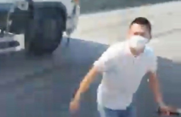 Xe khach giuong nam bi nhom nguoi la truy duoi, dap pha hinh anh