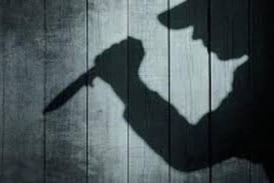 Anh sat hai em gai vi mau thuan ban nha chia tien hinh anh