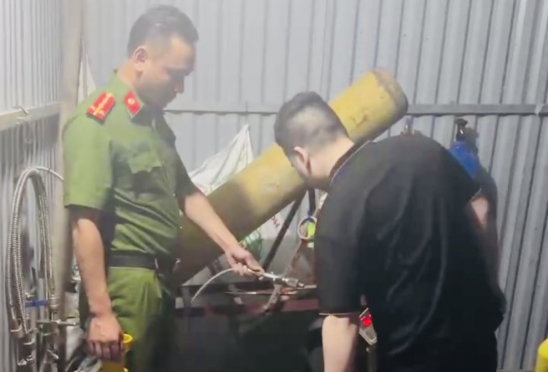 Diem sang chiet bong cuoi nguy trang trong khu vuc bai xe hinh anh