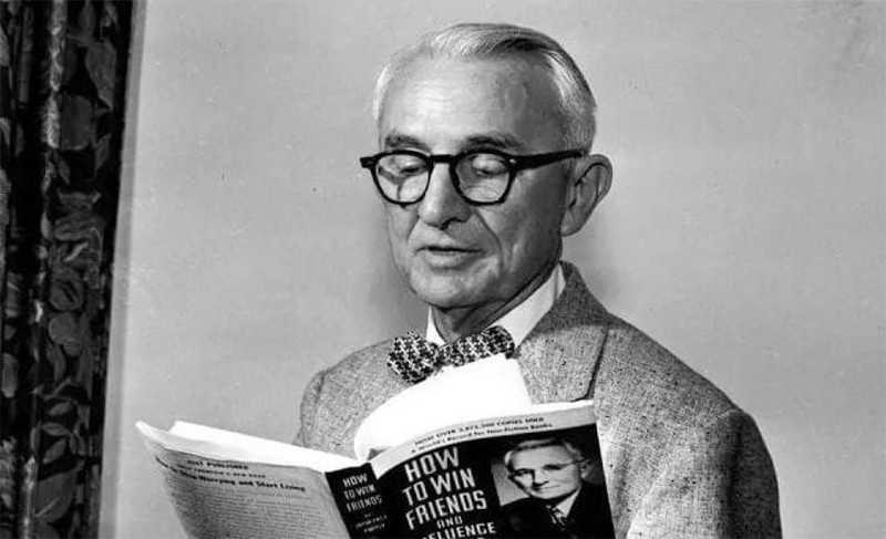 Con tin tim cach thoat nan bang cuon sach gay tranh cai hinh anh