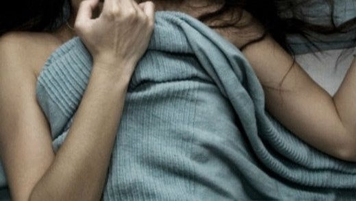 Dua ban gai di nhau roi ru ve nha hiep dam hinh anh