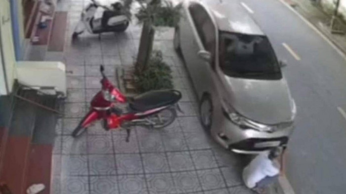 Ngoi hong mat truoc cua nha, cu ong o Thai Binh bi oto tong tu vong hinh anh