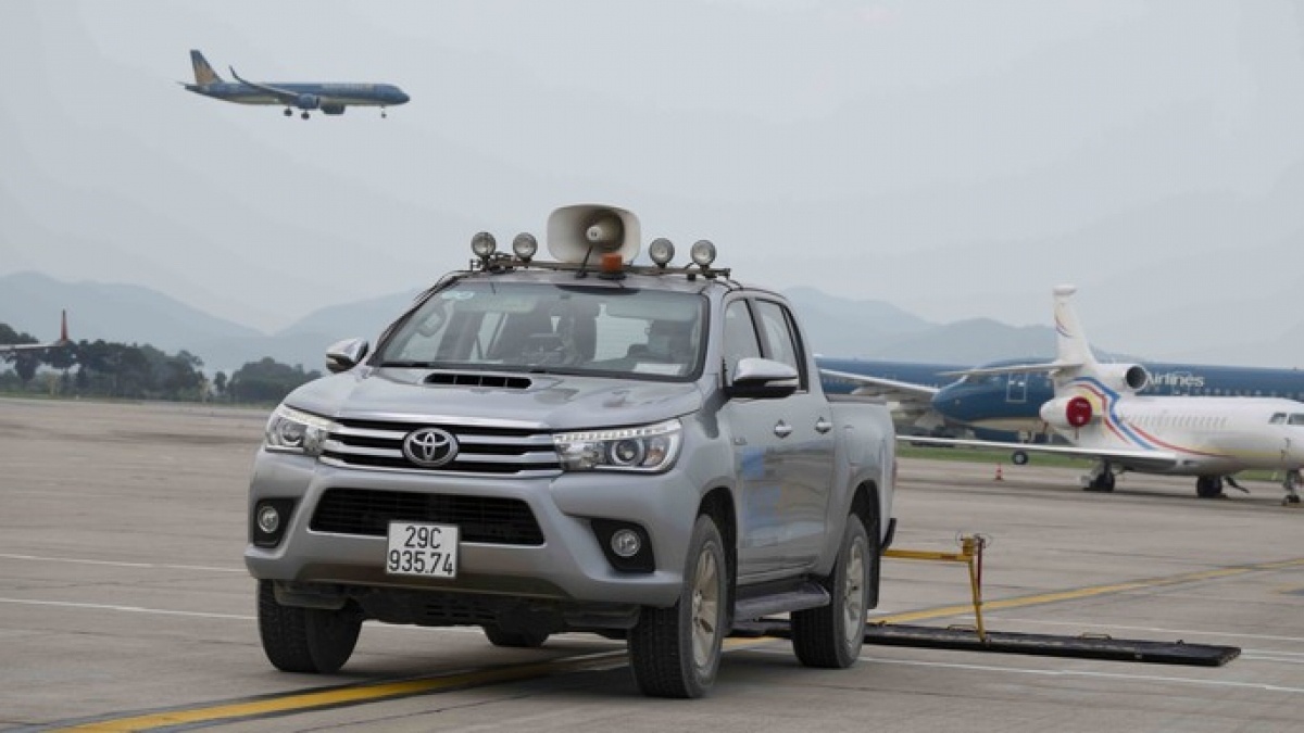 Noi Bai kiem soat vat the ngoai lai sau khi may bay can phai dinh hinh anh