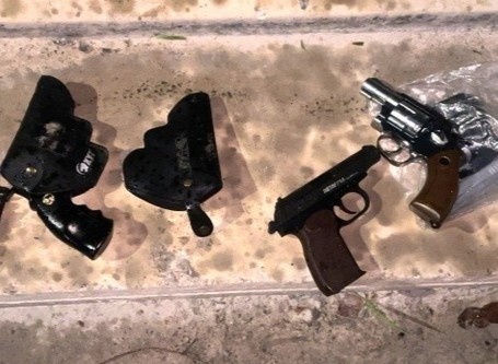 Tam giu 2 nguoi mang 4 khau sung di ban hinh anh