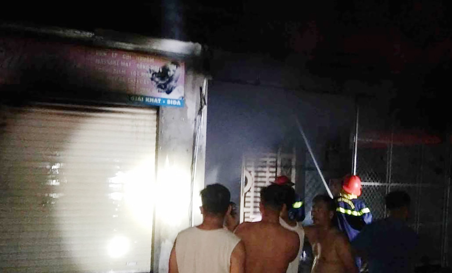 Chay nha dan, oto bi thieu rui, mot nguoi bong nang hinh anh