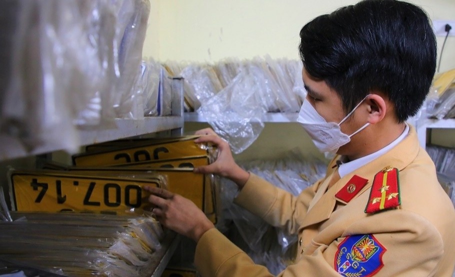 Tu 15/8, bien so xe duoc cap va quan ly theo ma dinh danh cua chu xe hinh anh