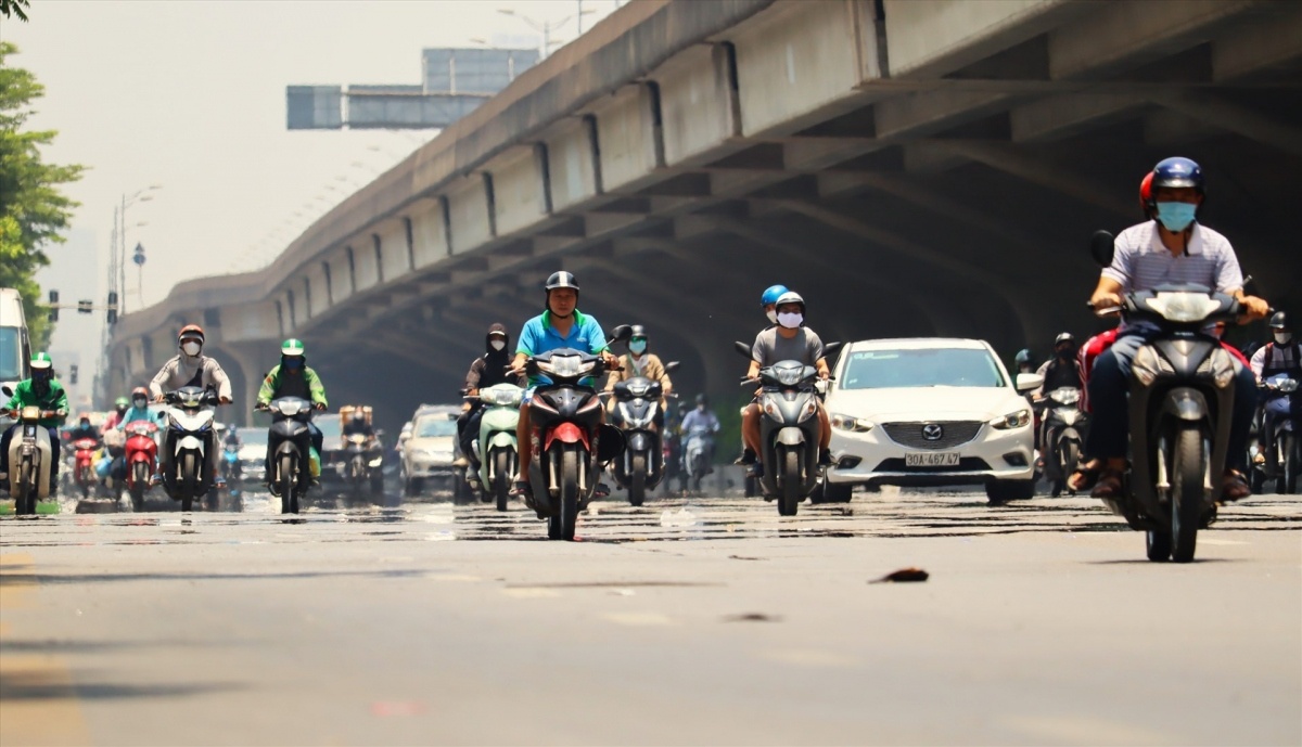 Thoi tiet ngay 13/7: Mien Bac va mien Trung tiep tuc nang nong gay gat hinh anh