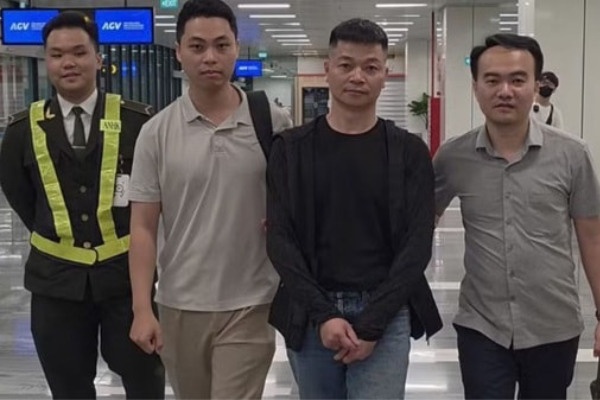 'Cong nghe lua dao' ban dien thoai cua chu muu he thong Sky Media hinh anh