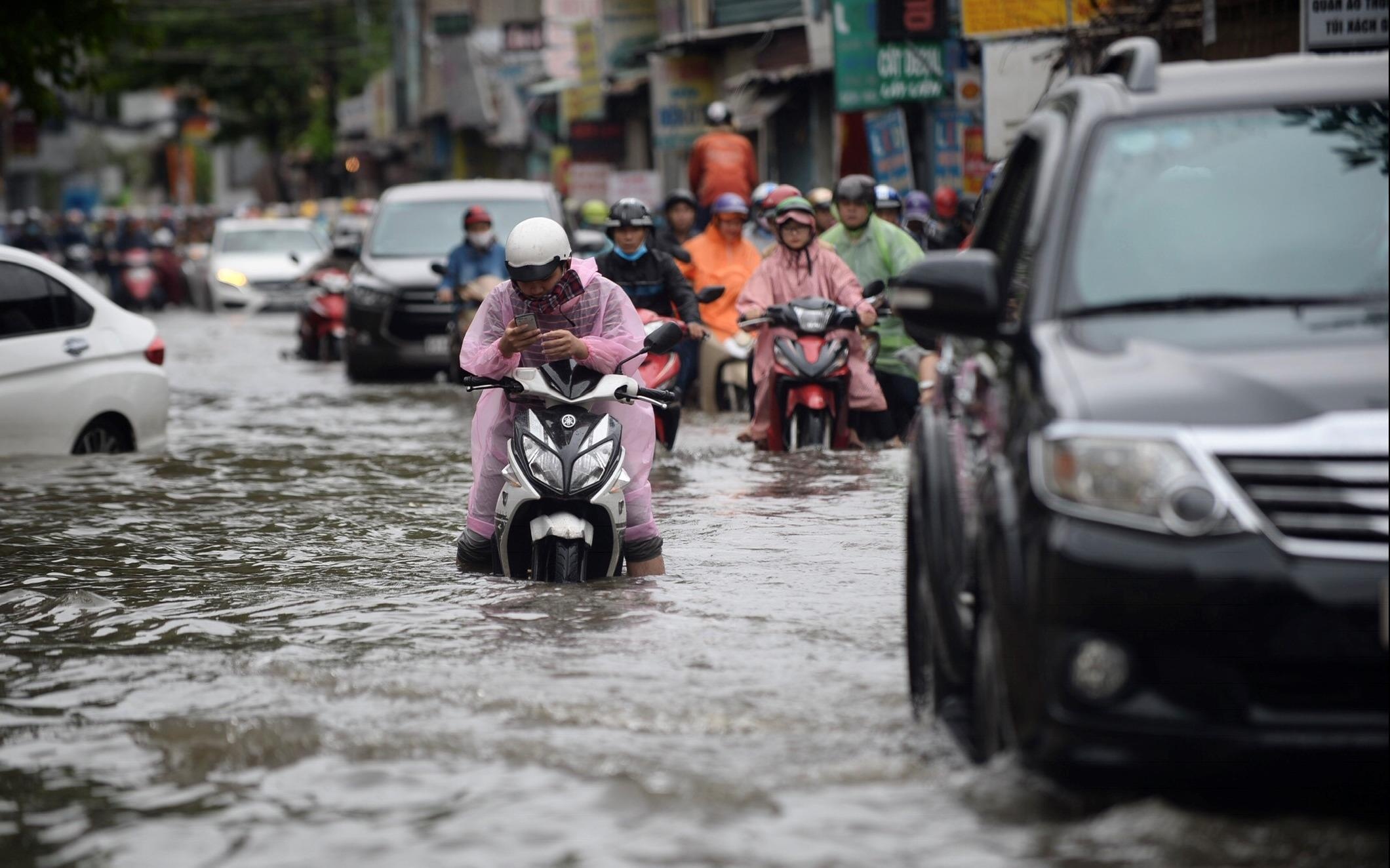 Tran mua ky luc o Sai Gon va nhung yeu kem trien mien ve ha tang hinh anh
