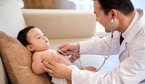 Hoi chung dot tu o tre nho khong lien quan den vaccine hinh anh