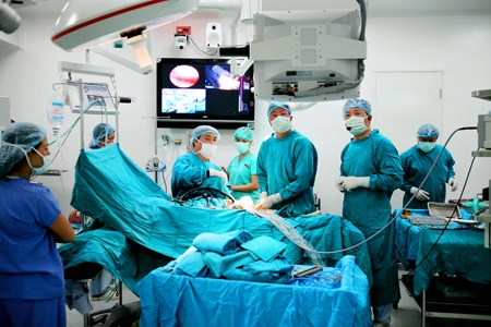 Bac si ngoai khoa, mau lanh? hinh anh