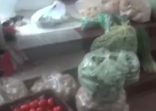 Rau ban tra tron vao sieu thi lon duoi mac rau sach hinh anh