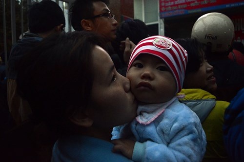 6h sáng, chị Nguyễn Thị Cúc từ Thạch Thất mới đi taxi đến điểm tiêm chủng tại 182 Lương Thế Vinh. Dù nhiều người khuyên đi về chị vẫn quyết định nán lại xếp hàng với hi vọng con được tiêm