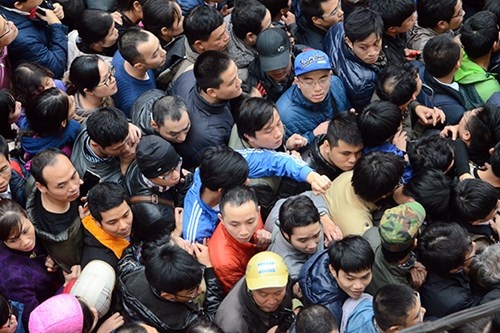 Cảnh chen lấn, xô đẩy rất nguy hiểm liên tục diễn ra.