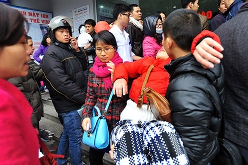 Một người phụ nữ bị ngất do kiệt sức trong đám đông chen lấn xô đẩy. Bà được đưa ngay vào phóng khám để cấp cứu