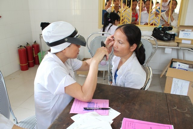 Bao ve doi mat trong mua xuan hinh anh
