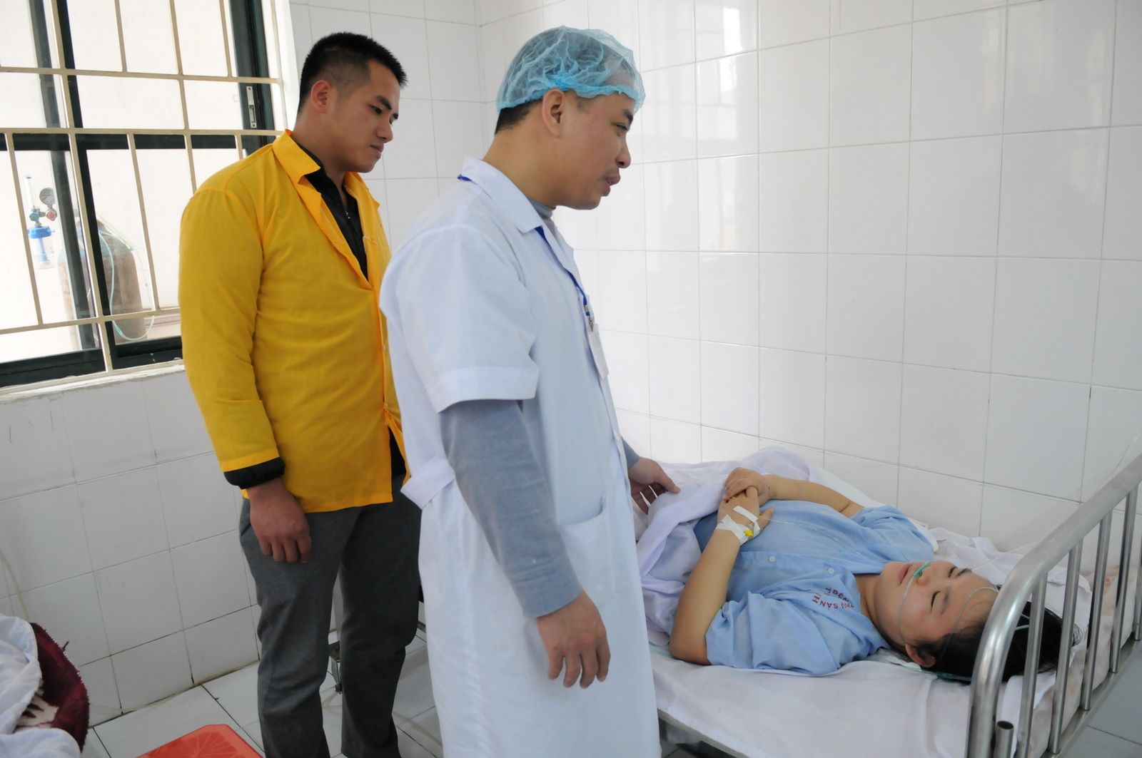 Cấp cứu tại nhà bệnh nhân nguy kịch ảnh 1 Cap cuu tai nha benh nhan nguy kich anh 1