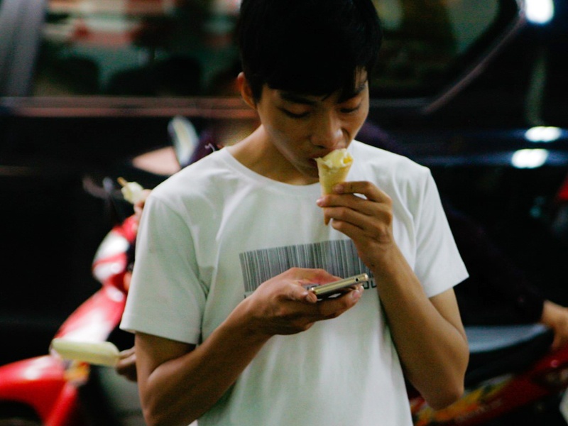 Nhan tin thuong xuyen gay mon khop xuong hinh anh